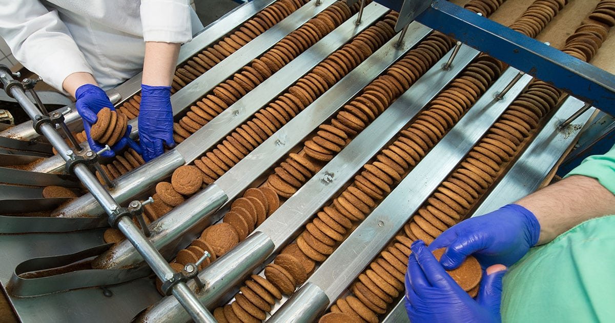 Biscoitos sendo produzidos