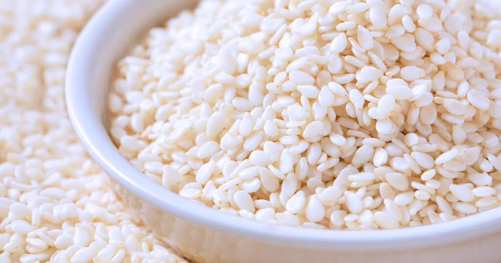 Gergelim branco descascado na indústria: conheça o ingrediente que não escurece no forno